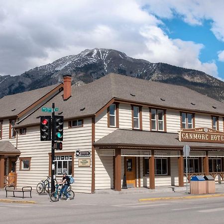 Party Hostel - The Canmore Hotel Hostel Esterno foto