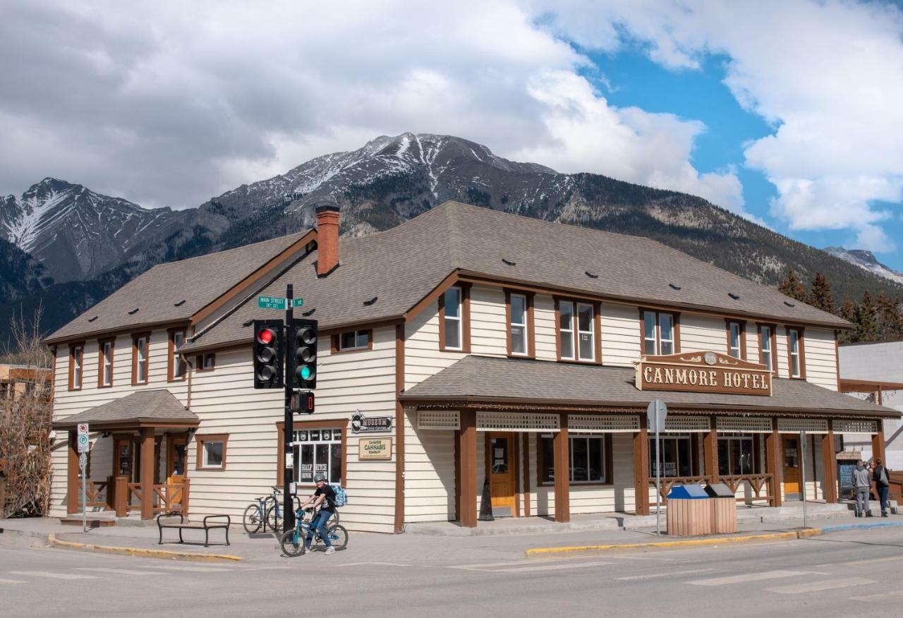 Party Hostel - The Canmore Hotel Hostel Esterno foto
