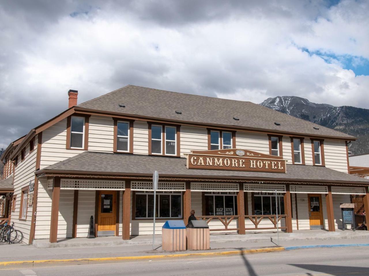Party Hostel - The Canmore Hotel Hostel Esterno foto