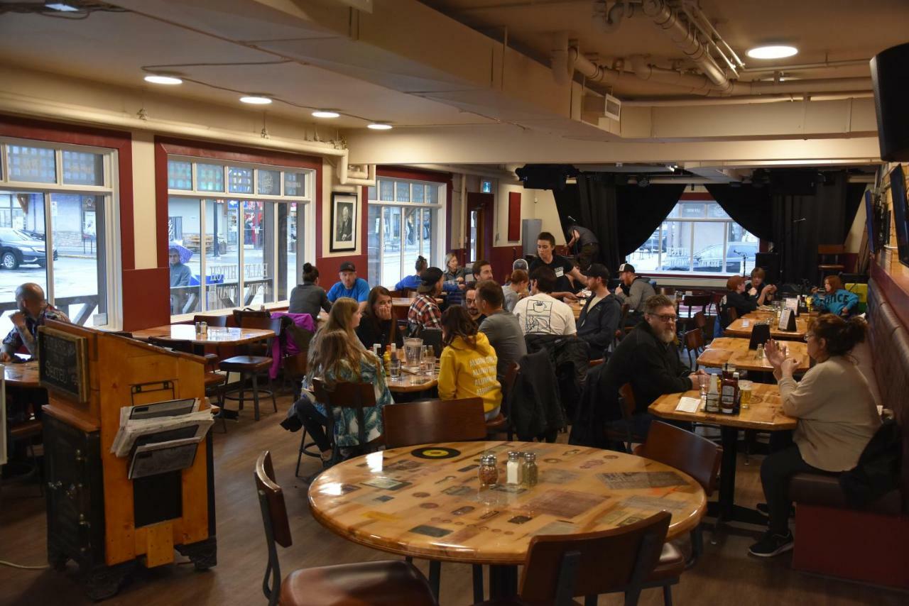 Party Hostel - The Canmore Hotel Hostel Esterno foto