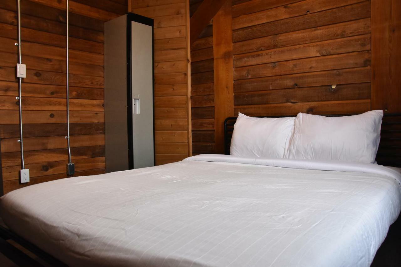 Party Hostel - The Canmore Hotel Hostel Esterno foto